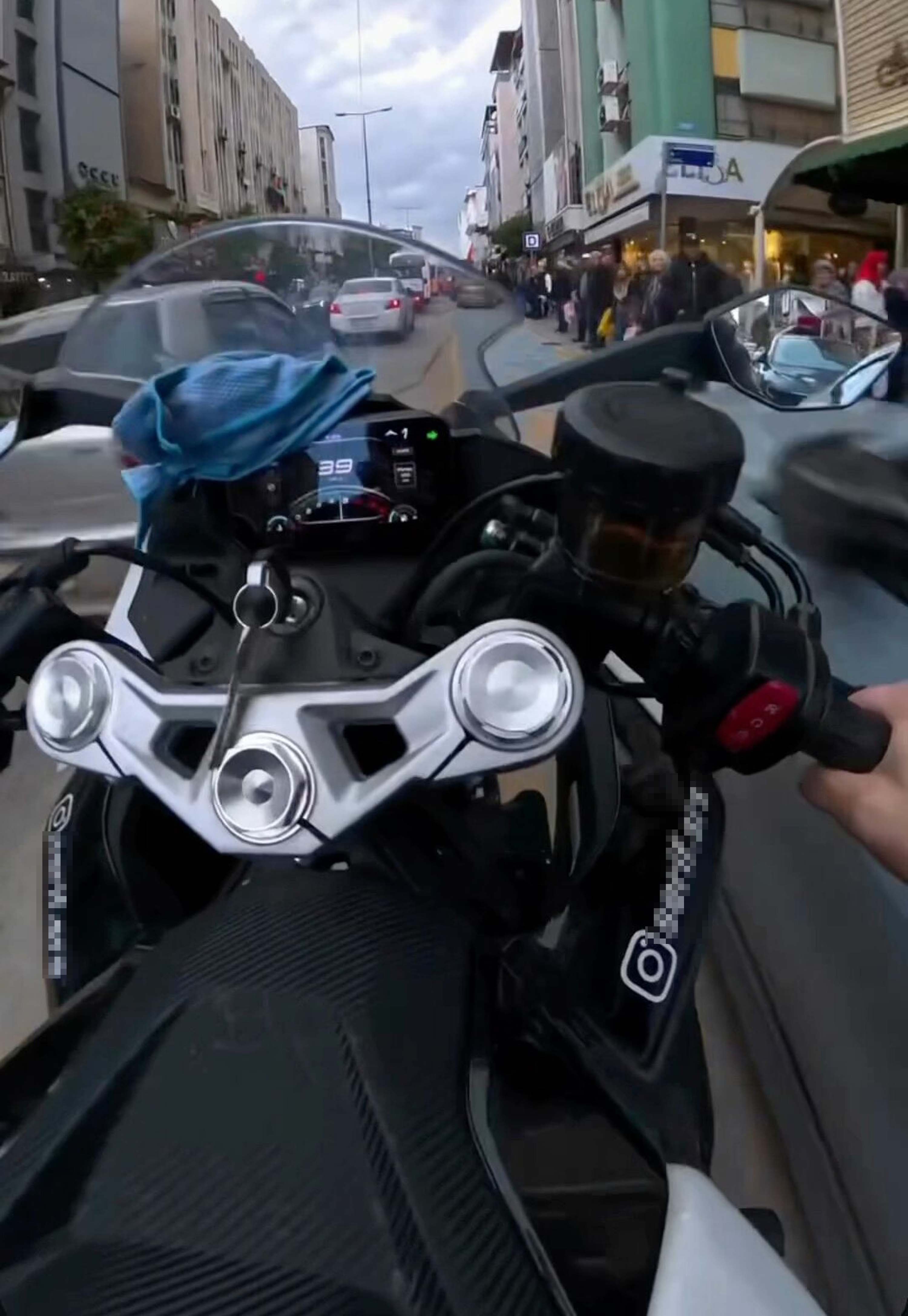 Trafiği Tehlikeye Atıp Paylaşan Motosiklet Sürücüsüne 21 Bin Tl Ceza Ve Ehliyet Iptali1