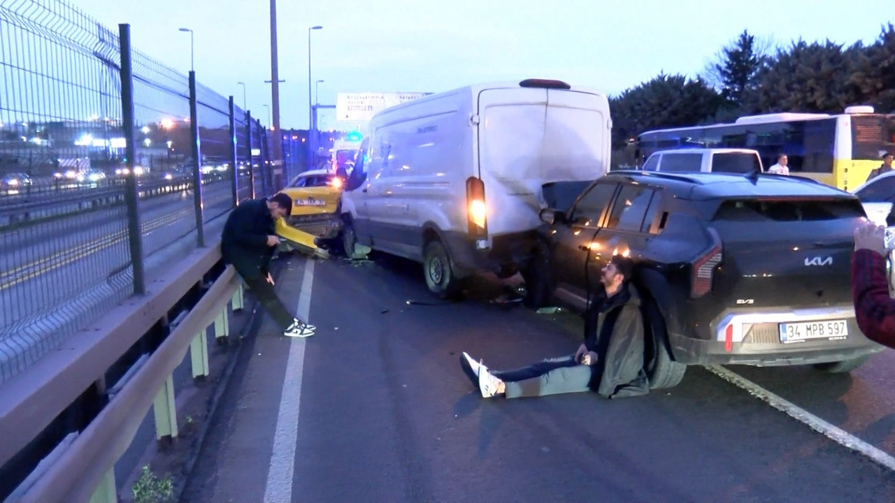 Yenibosna D 100 Karayolu’nda Zincirleme Kaza 6 Araç Çarpıştı (1)