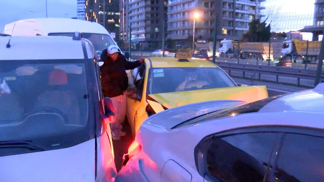 Yenibosna D 100 Karayolu’nda Zincirleme Kaza 6 Araç Çarpıştı (2)