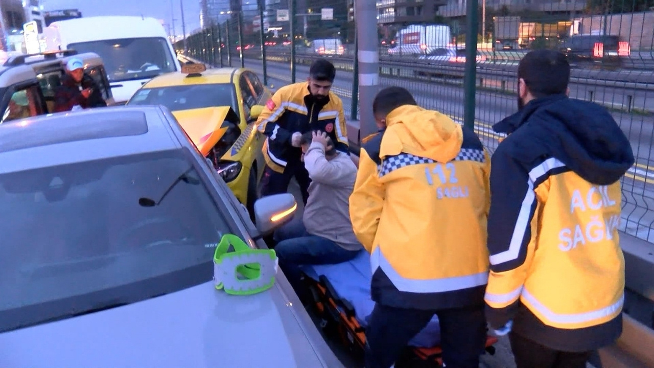 Yenibosna D 100 Karayolu’nda Zincirleme Kaza 6 Araç Çarpıştı (3)