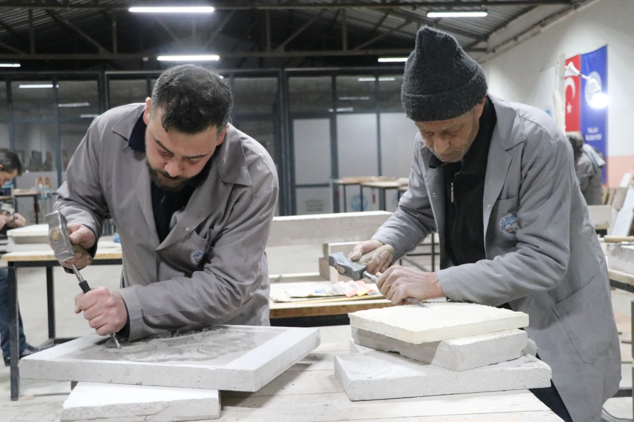 119 Yıllık Yetimhane Bahçesinde Baba Oğul Taş Işliyor (1)