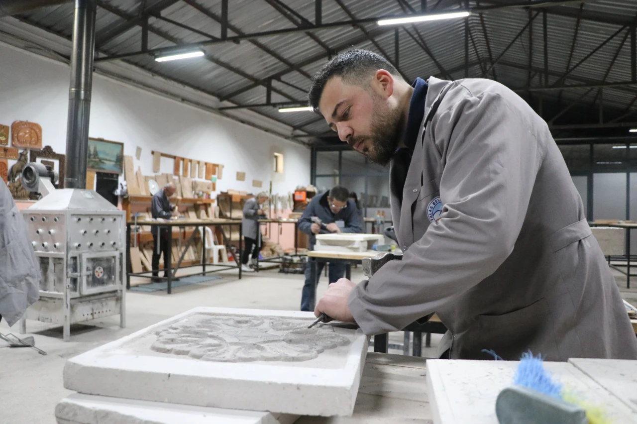 119 Yıllık Yetimhane Bahçesinde Baba Oğul Taş Işliyor (2)