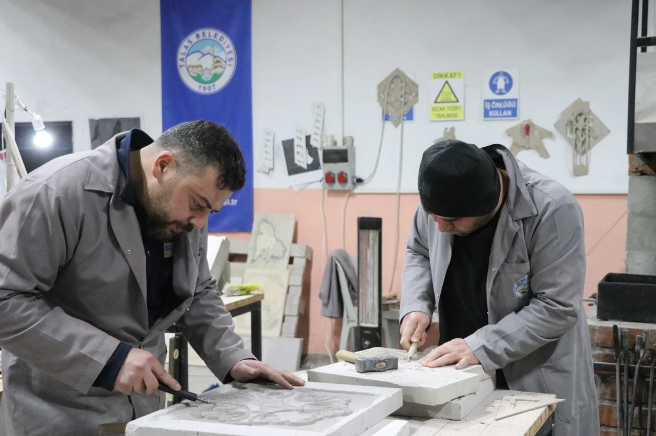 119 Yıllık Yetimhane Bahçesinde Baba Oğul Taş Işliyor (3)