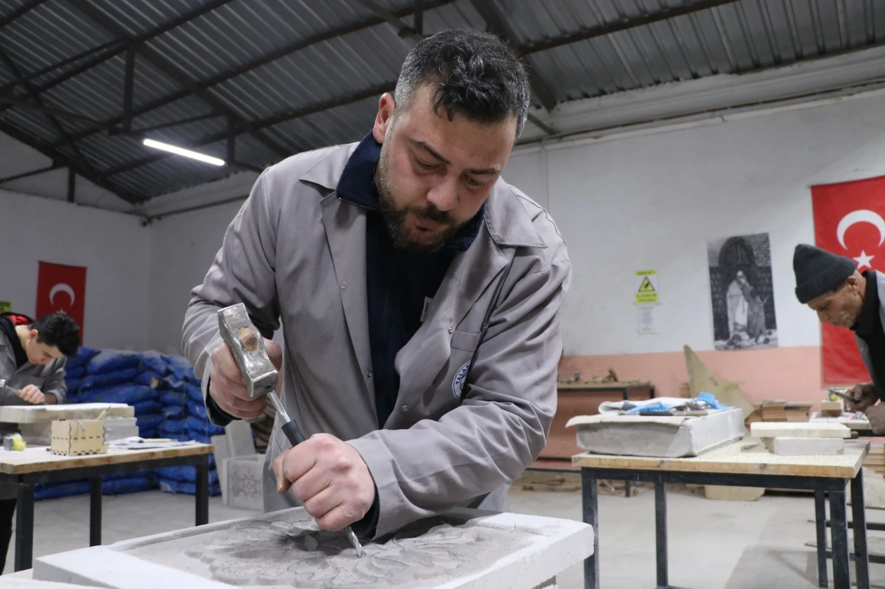 119 Yıllık Yetimhane Bahçesinde Baba Oğul Taş Işliyor (5)