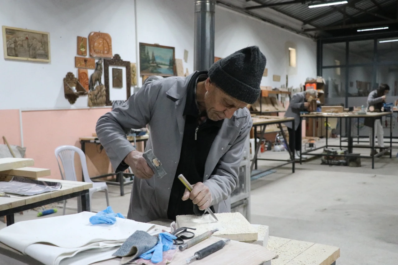 119 Yıllık Yetimhane Bahçesinde Baba Oğul Taş Işliyor (6)