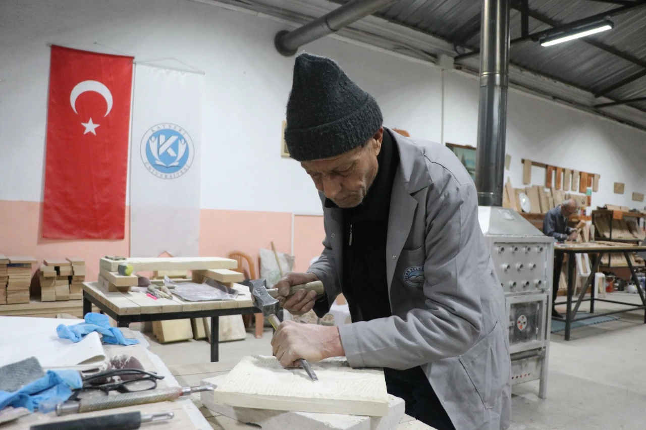 119 Yıllık Yetimhane Bahçesinde Baba Oğul Taş Işliyor (7)