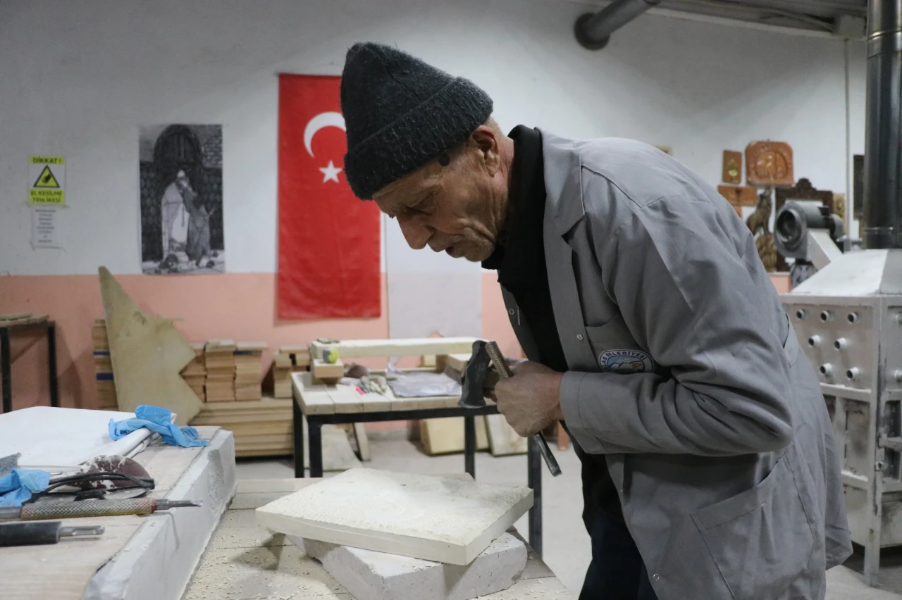 119 Yıllık Yetimhane Bahçesinde Baba Oğul Taş Işliyor (9)