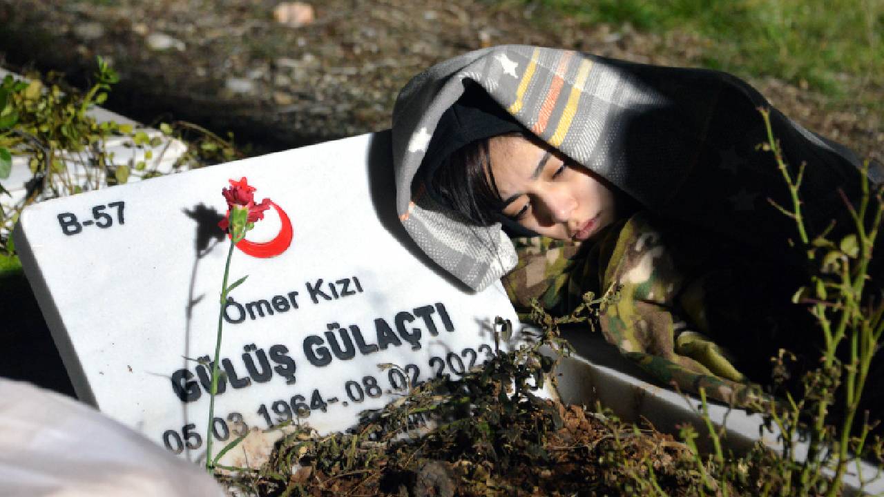 3 yıl öncesine kadar dizinde yattığı babaannesinin mezar taşına başını yaslayıp, geçmişi yad etti