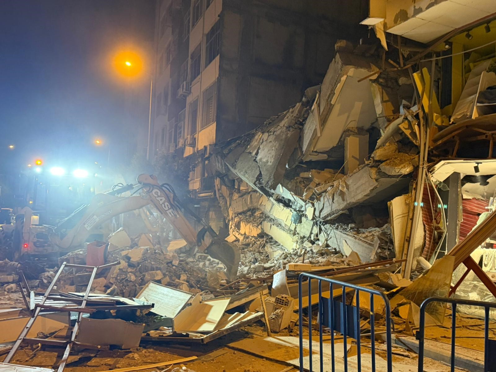 6 Katlı Bina Yıkım Esnasında Çöktü, Arama Sonucu Belli Oldu1