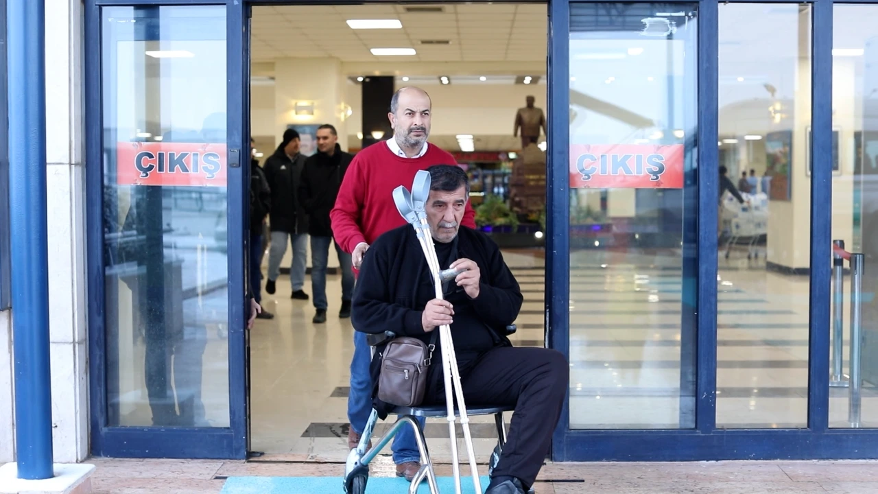 6 Şubat’ta Ameliyat Sırasında Ikinci Depreme Yakalandılar, Sedyeyi Bırakmadılar (6)