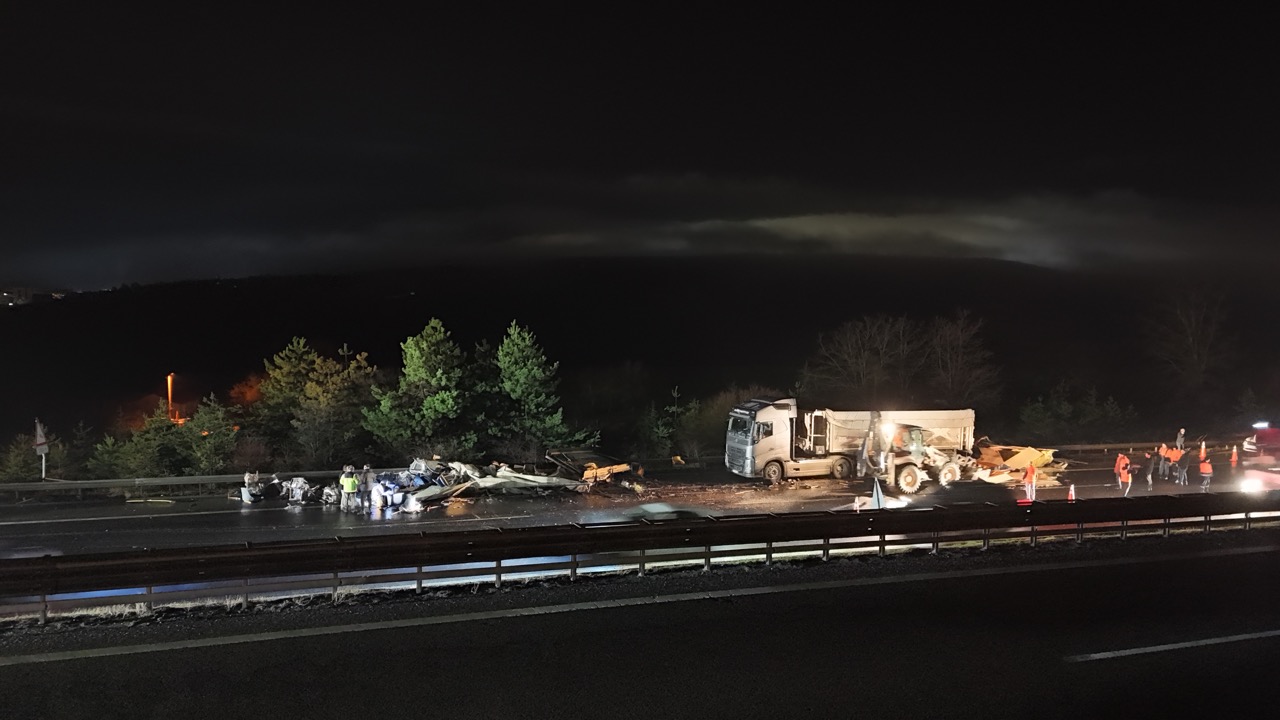 Anadolu Otoyolu’nda Kamyon Ile Tir Çarpıştı-1