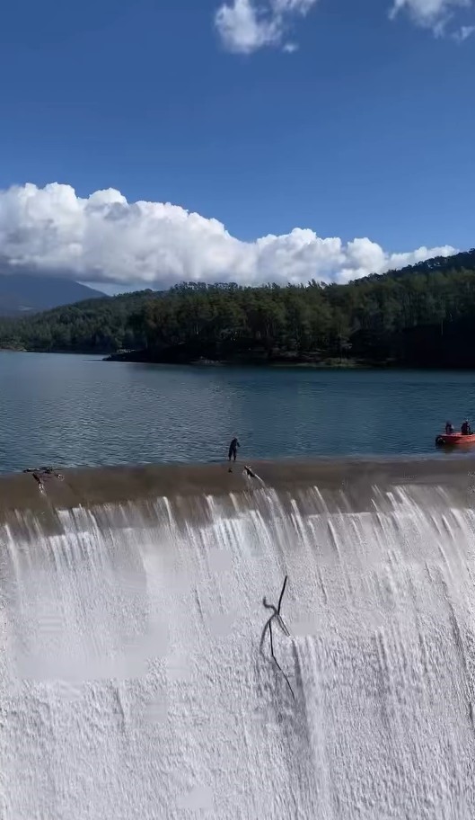 Balık Üreticisi, Dolu Savakta Tehlikeye Rağmen Temizlik Yaptı (2)