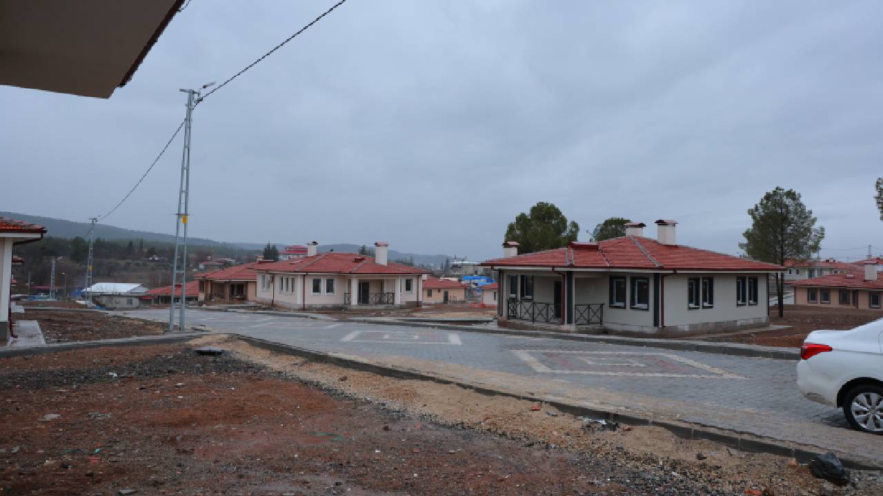 Cumhurbaşkanı Erdoğan'ın Açıkladığı Ödeme Kolaylığı, Köy Evlerine Taşınan Depremzedeleri De Sevindirdi (2)