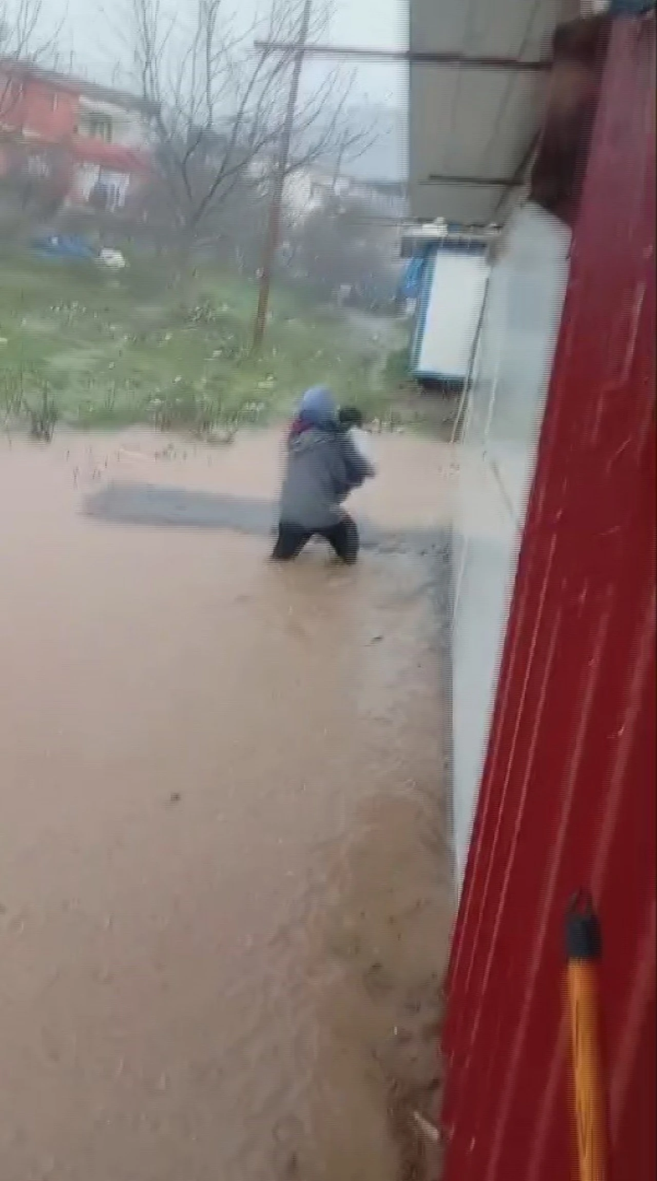 Dere Taştı, Selden Kaçarken Omzunu Kırdı! (2)