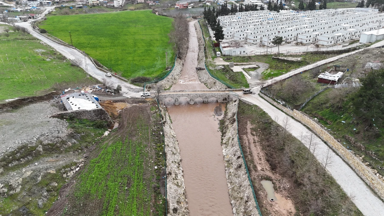 Dere Taştı, Selden Kaçarken Omzunu Kırdı! (6)