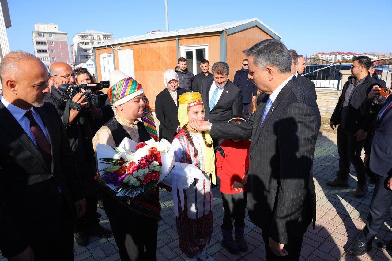 İçişleri Bakanı Çiftçi Afşin’de Çarşı Esnafını Ziyaret Etti (2)