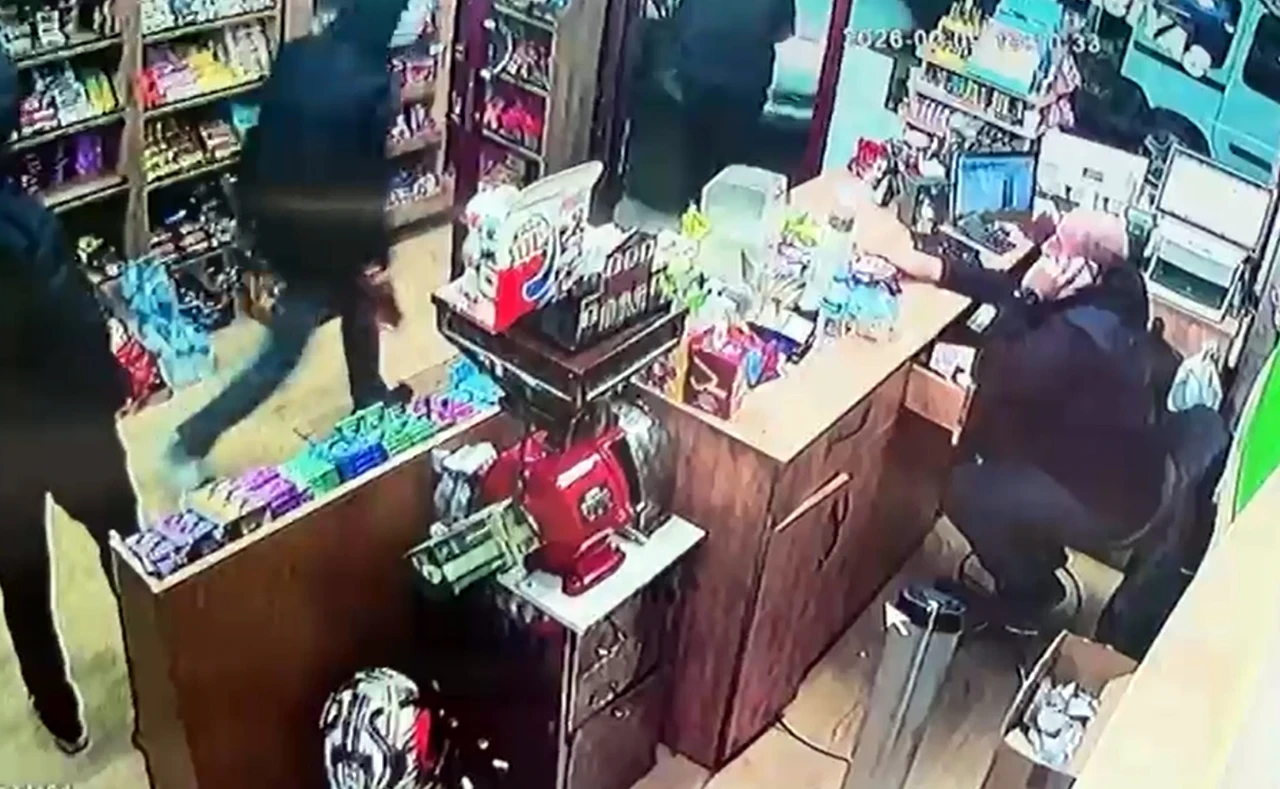 İş Yeri Sahibini Oyalayıp Içkileri Çaldılar!&Nbsp;15 Bin Liralık Hırsızlık Yapan 3 Şüpheli Yakalandı (9)