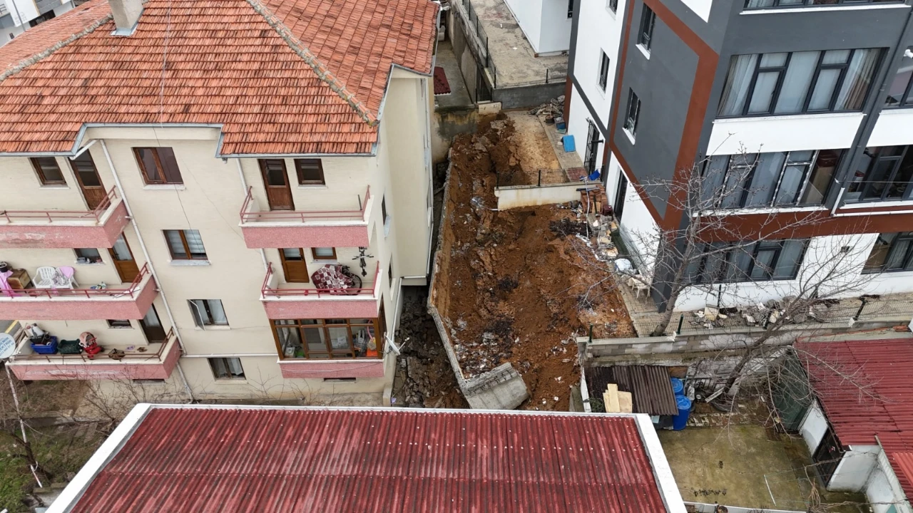 İstinat Duvarı Çöktü, 4 Apartman Boşaltıldı (1)