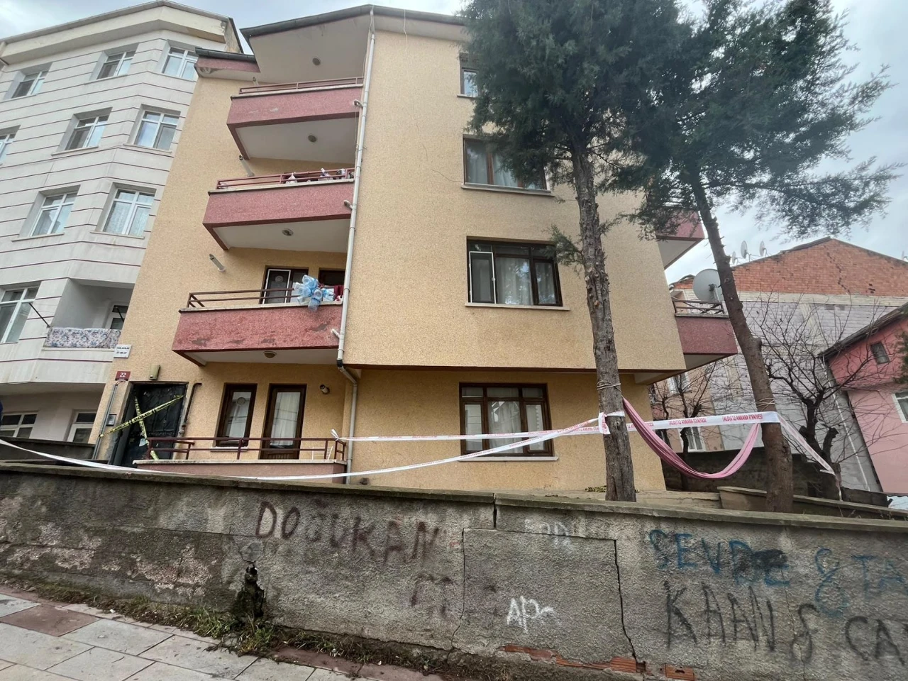 İstinat Duvarı Çöktü, 4 Apartman Boşaltıldı (2)