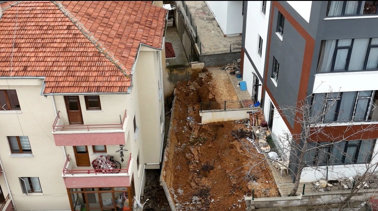 İstinat Duvarı Çöktü, 4 Apartman Boşaltıldı (4)
