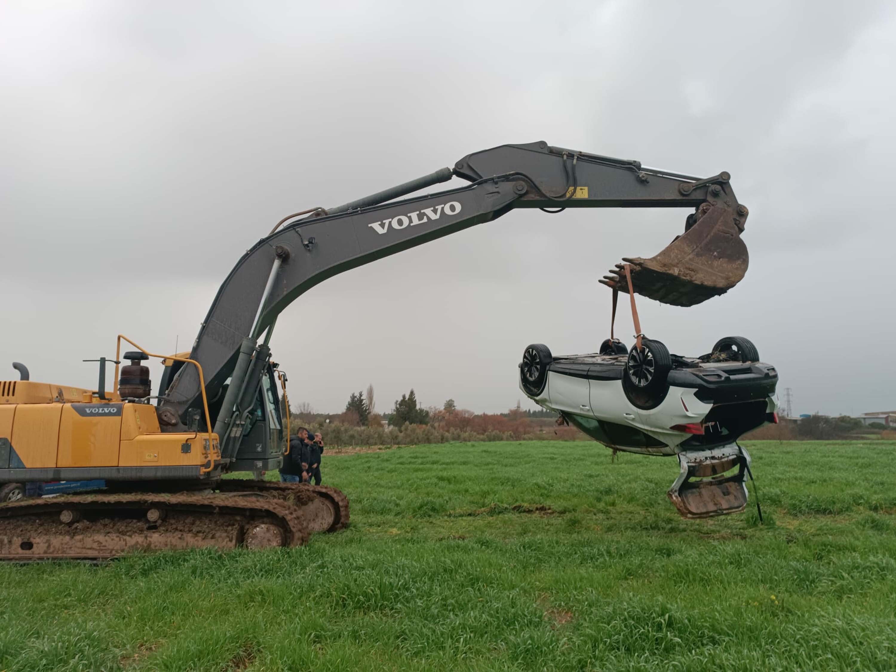 İzmir Menderes’te 2 Kişinin Öldüğü Otomobil Dere Yatağından Çıkarıldı1