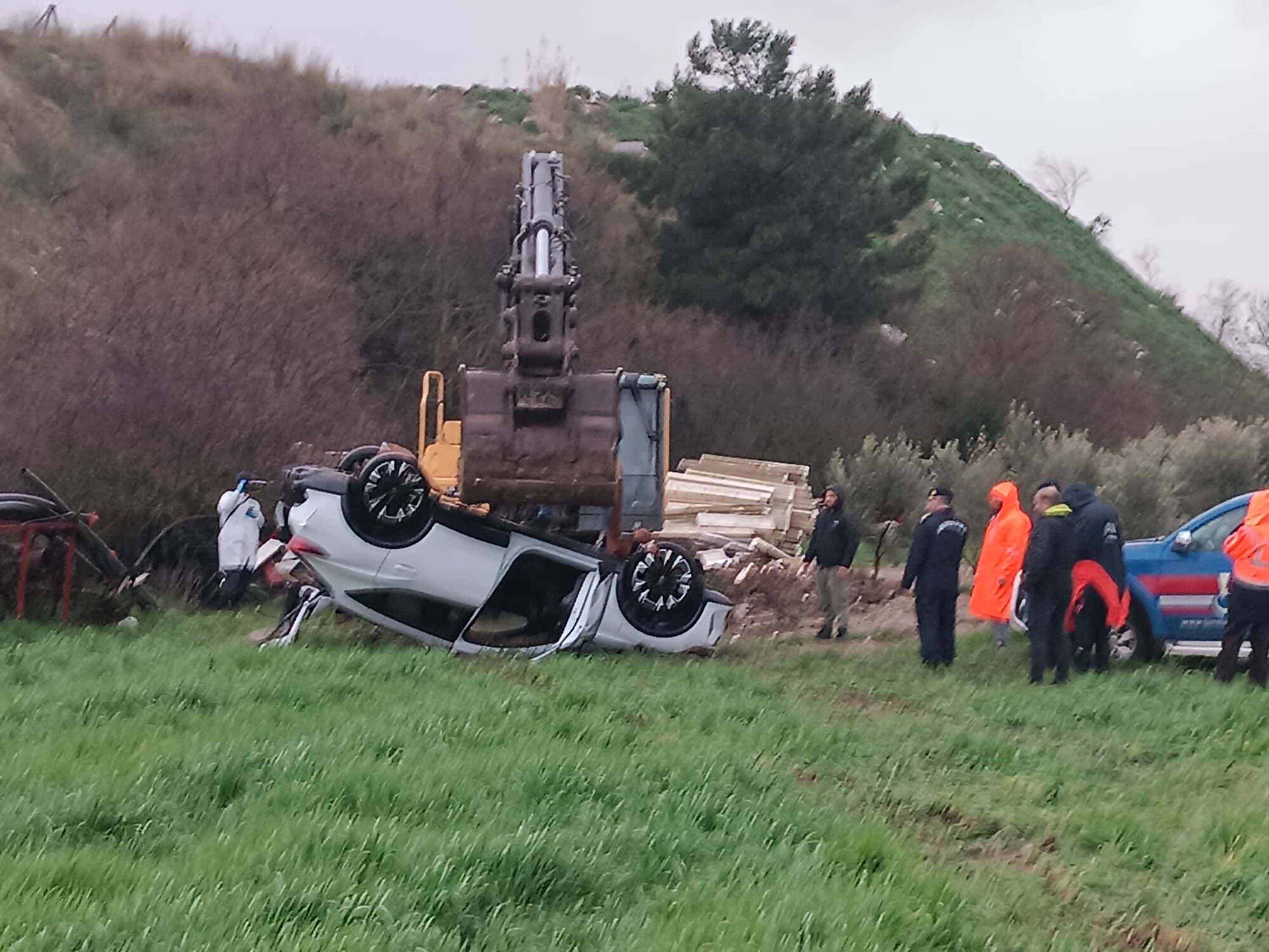İzmir Menderes’te 2 Kişinin Öldüğü Otomobil Dere Yatağından Çıkarıldı2