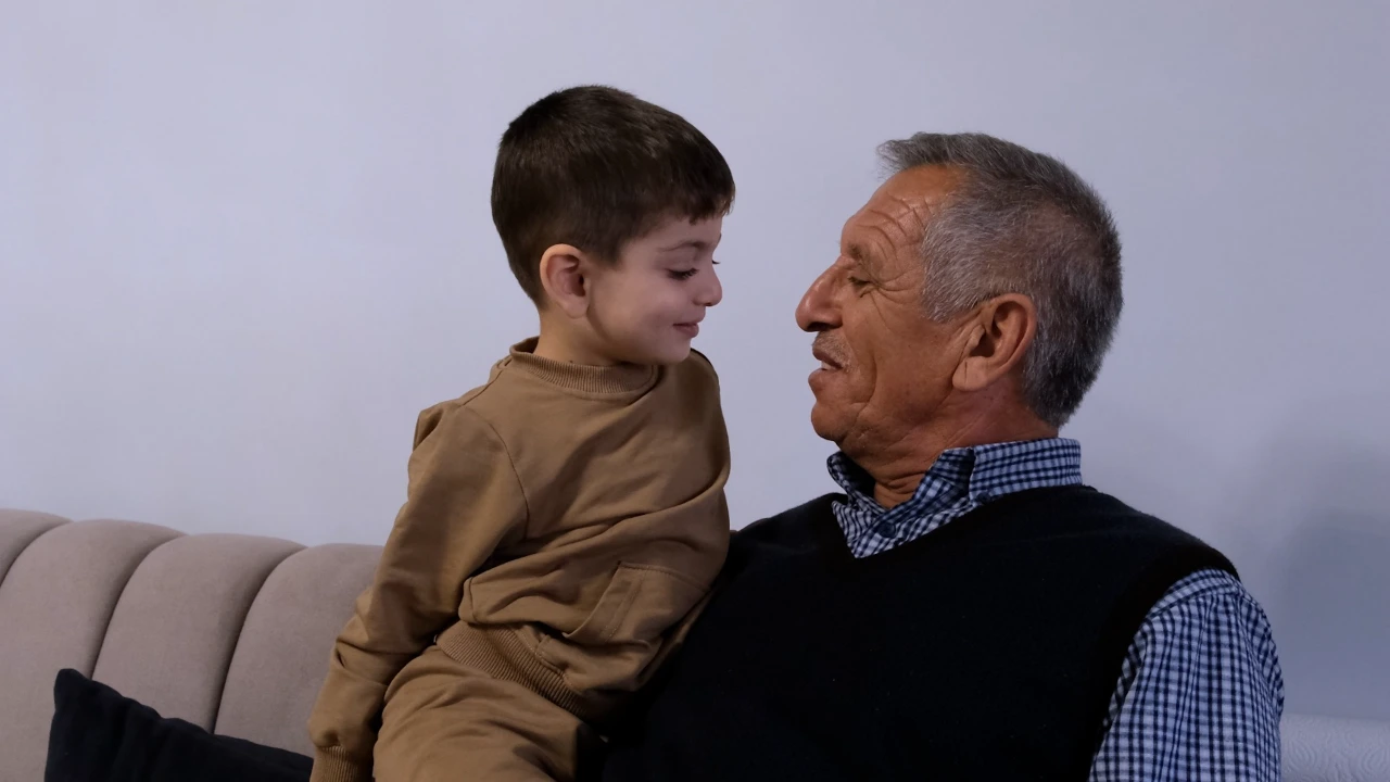 Kahramanmaraş Depreminde Hayatta Kalan Dede Ve Torunun Yeni Hayatı (3)