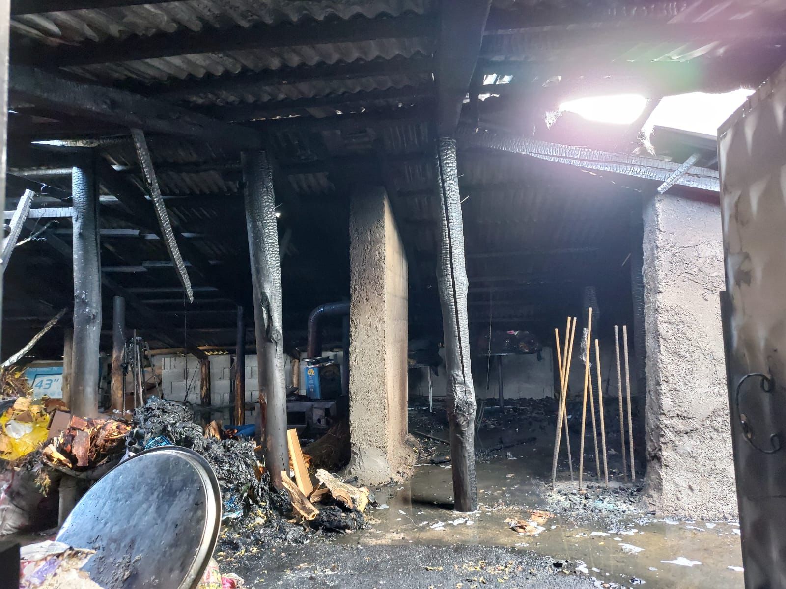 Kahramanmaraş Göksun’da Çatı Yangını Paniğe Yol Açtı, Itfaiye Felaketi Önledi