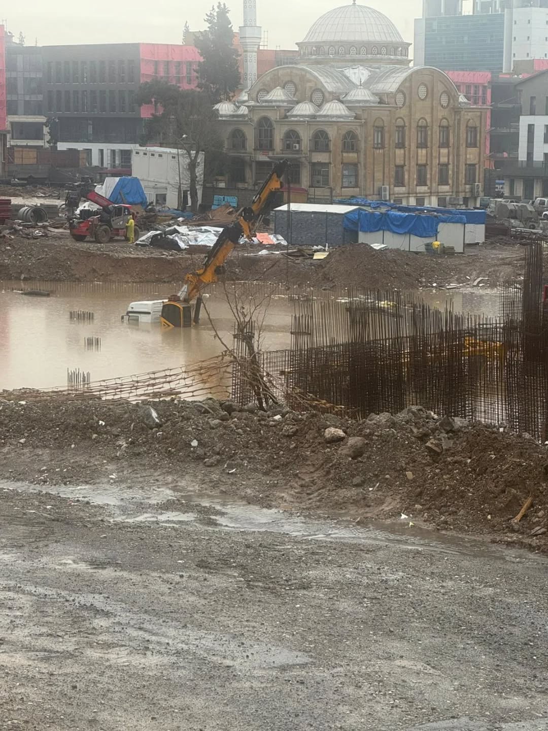 Kahramanmaraş Inşaat Vinci Suya Battı (2)