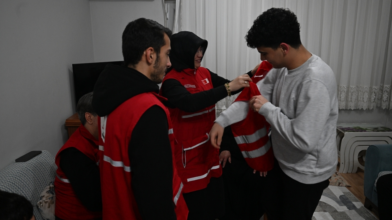 Kahramanmaraşlı Depremzede Ensar Taşhan, 138 Saat Sonra Kurtaran Kızılay Ekibiyle Buluştu (1)