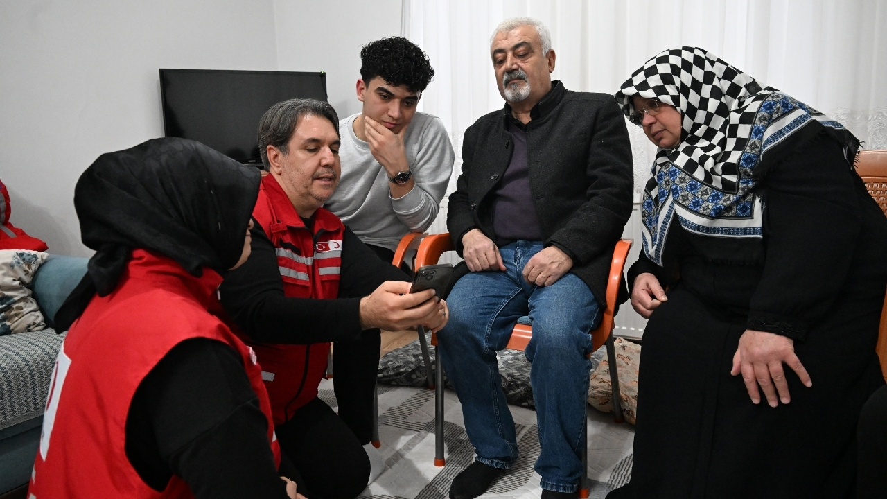 Kahramanmaraşlı Depremzede Ensar Taşhan, 138 Saat Sonra Kurtaran Kızılay Ekibiyle Buluştu (2)