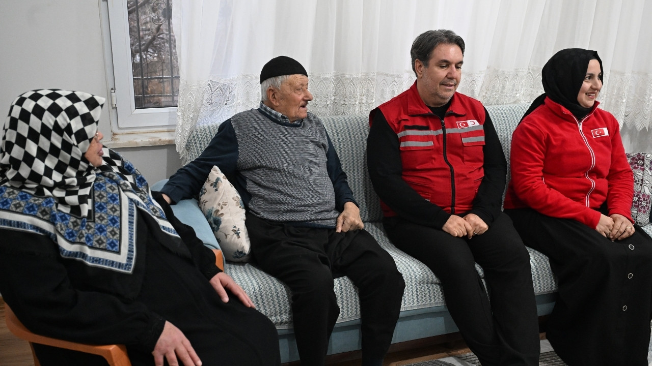 Kahramanmaraşlı Depremzede Ensar Taşhan, 138 Saat Sonra Kurtaran Kızılay Ekibiyle Buluştu (3)