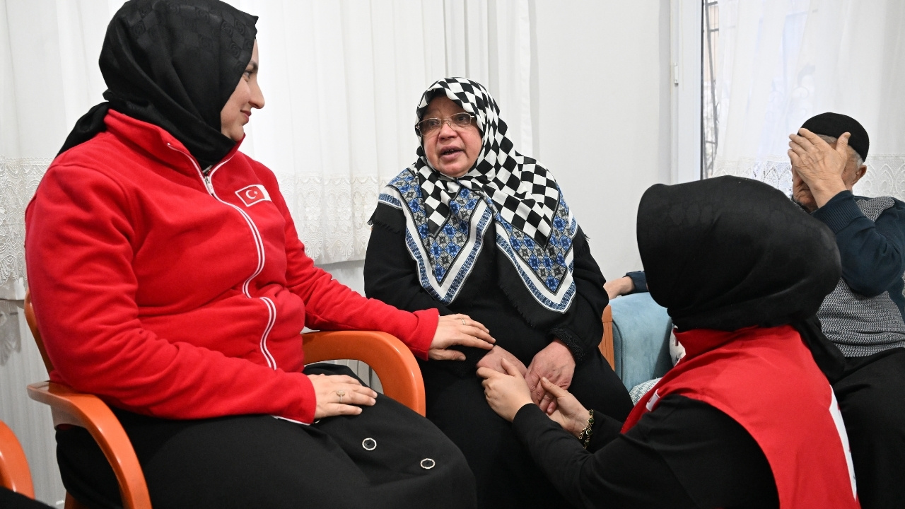 Kahramanmaraşlı Depremzede Ensar Taşhan, 138 Saat Sonra Kurtaran Kızılay Ekibiyle Buluştu