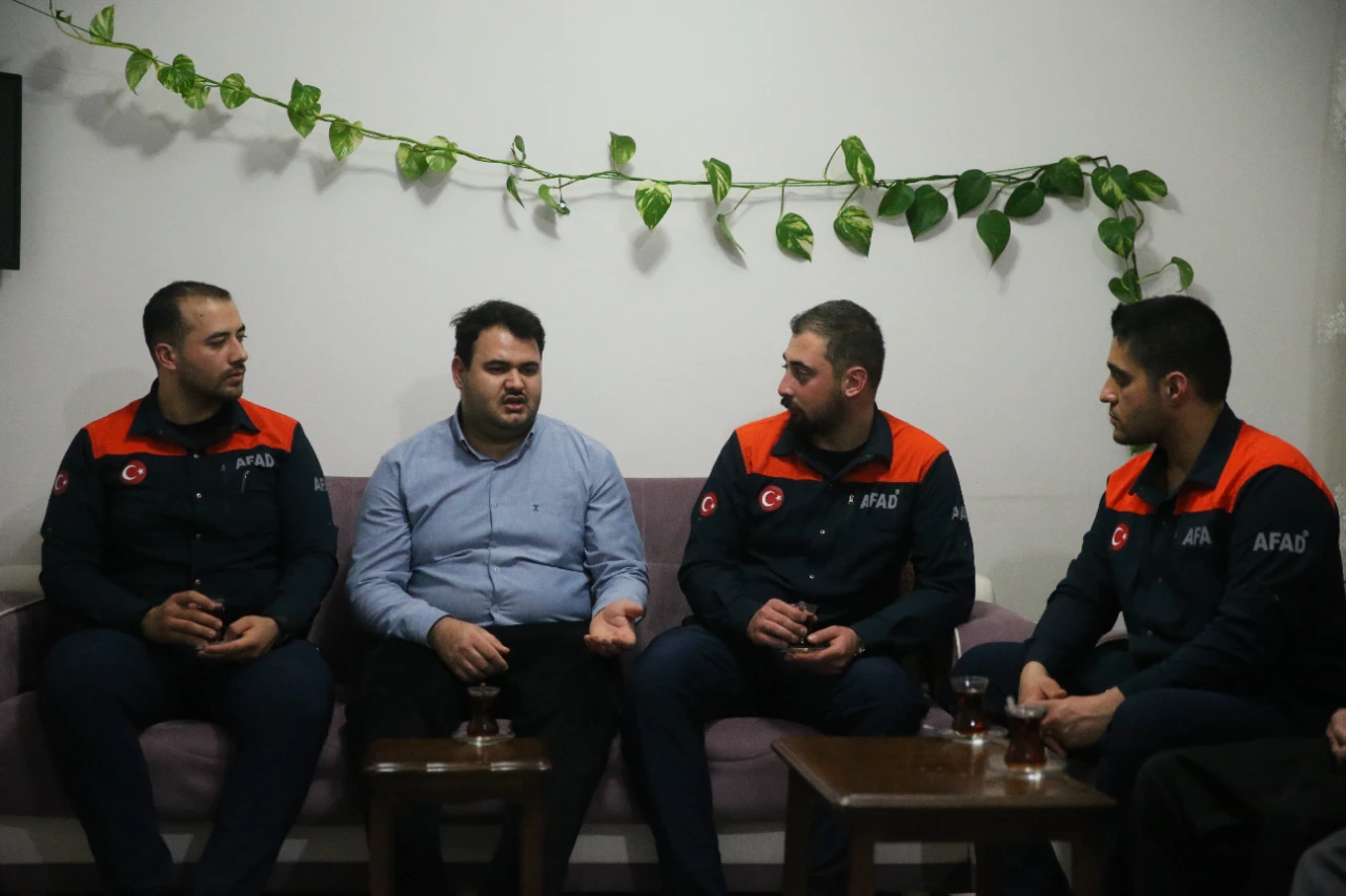 Kahramanmaraş’ta Enkazdan Sağ Çıkan Salih 3 Yıl Sonra Afad Ekibiyle Buluştu (2)