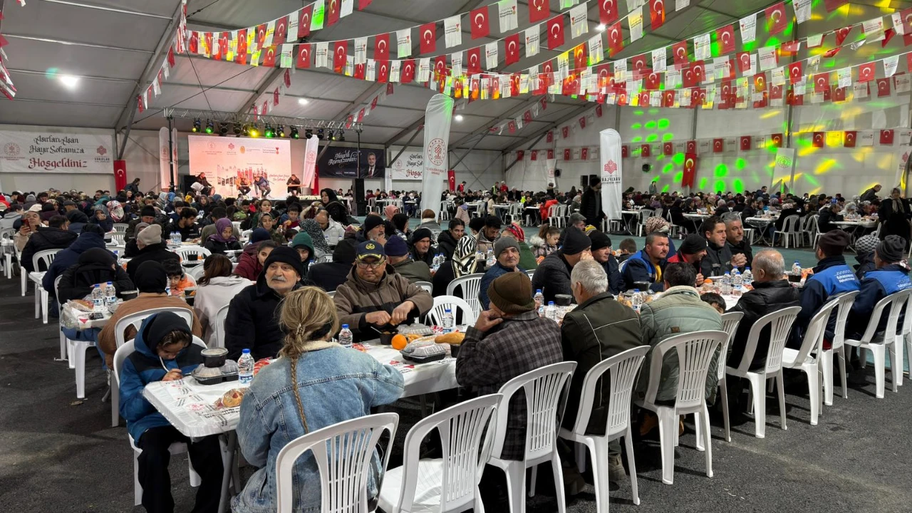 Kahramanmaraş’ta Iftar Sofrası 2 Bin Kişiyi Bir Araya Getirdi (5)