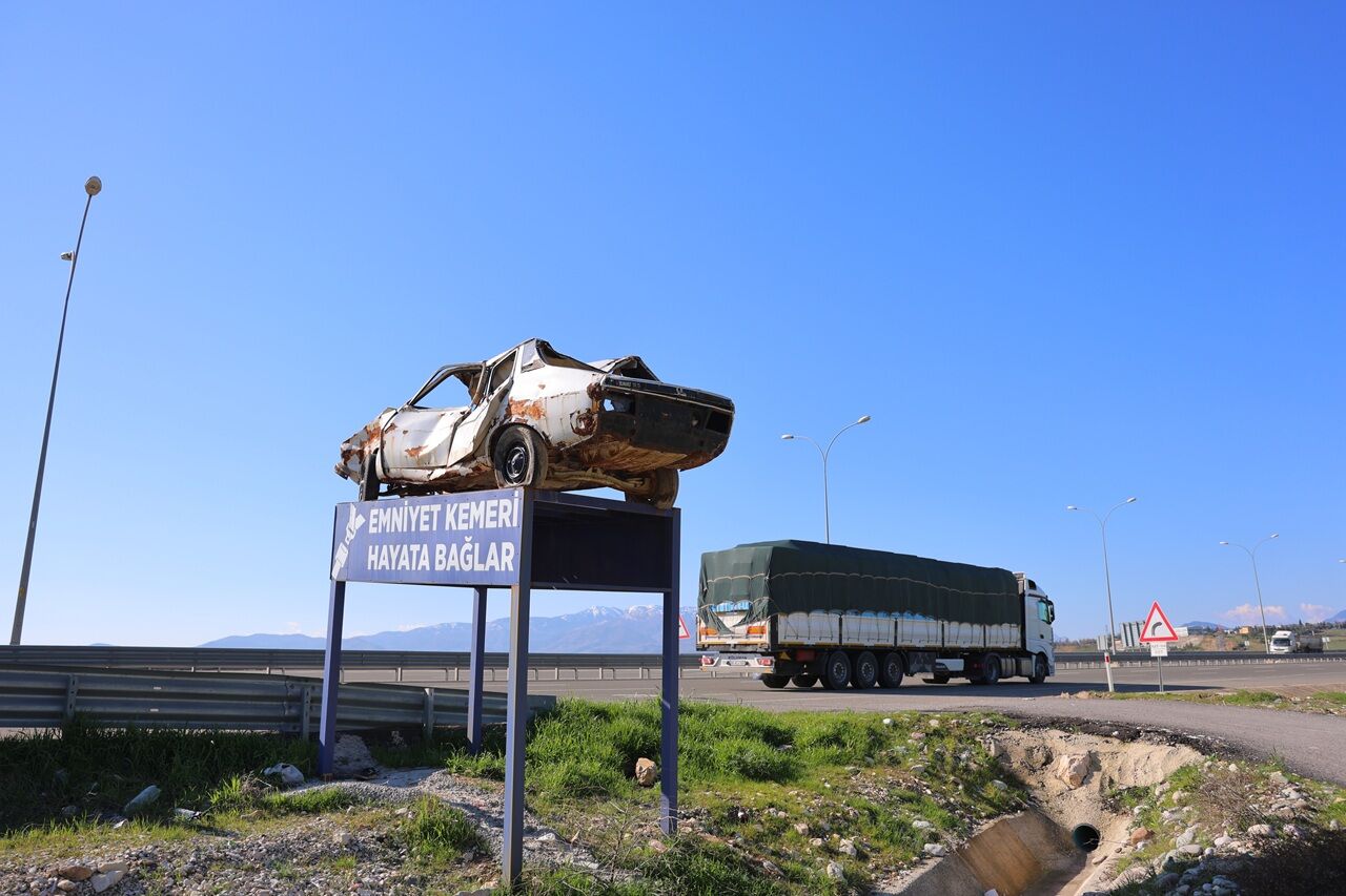 Kahramanmaraş’ta Kaza Yapmış Araçlar Şehir Girişlerinde Sergileniyor