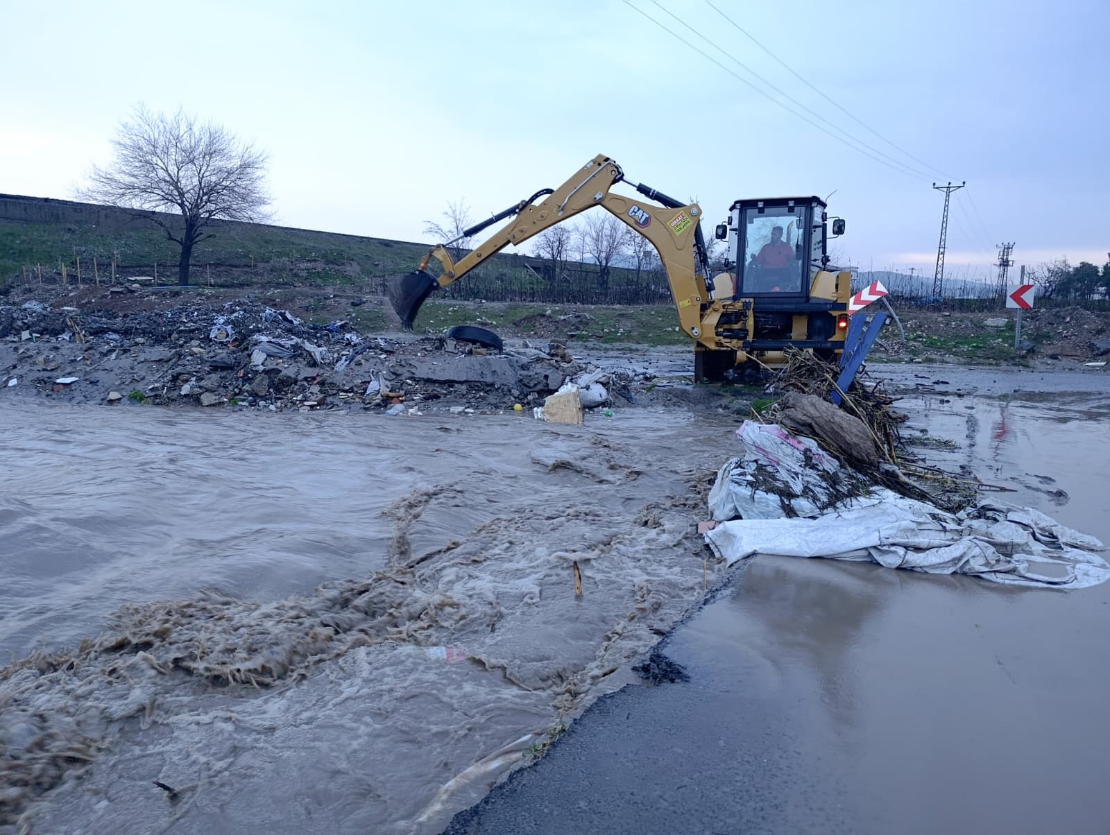 Kahramanmaraş’ta Sel Tarihi Aksu Köprüsü’ne Zarar Verdi (3)