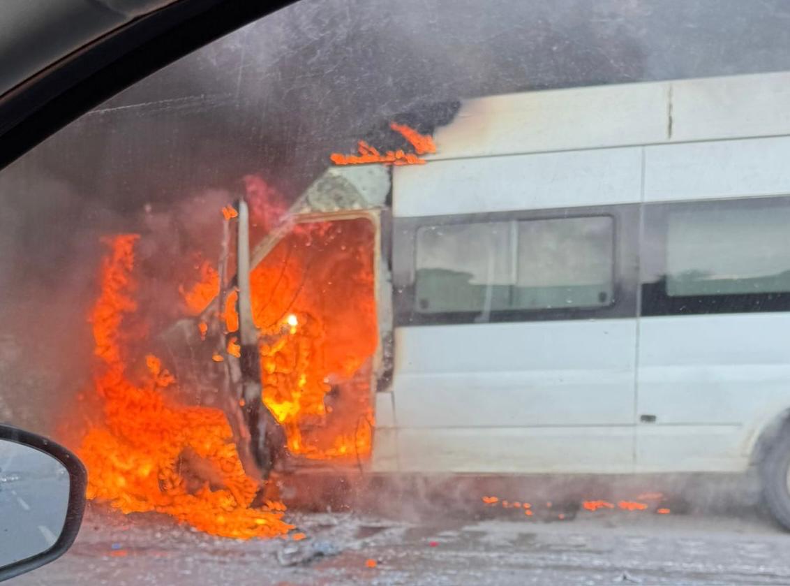 Kahramanmaraş’ta Seyir Halindeki Minibüs Alev Aldı! Araç Küle Döndü (1)