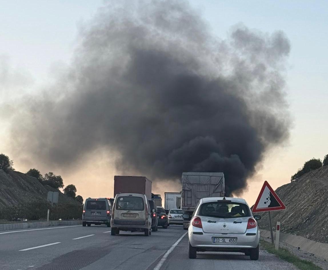Kahramanmaraş’ta Seyir Halindeki Minibüs Alev Aldı! Araç Küle Döndü (2)