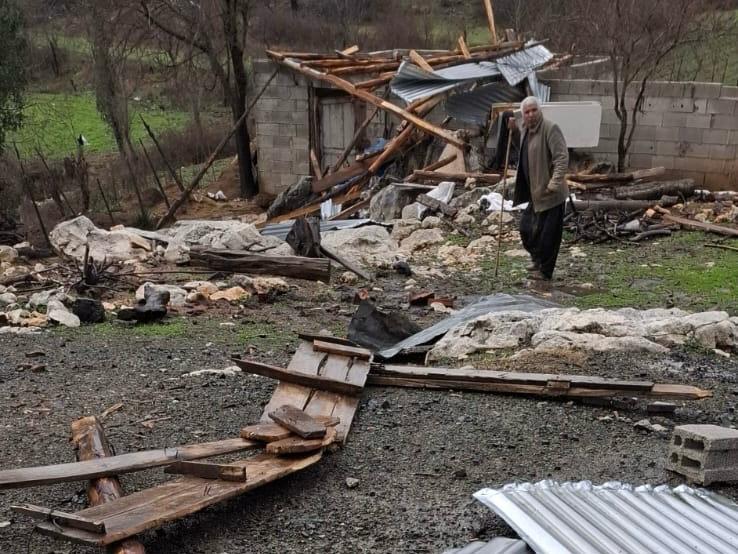 Kahramanmaraş’ta Şiddetli Rüzgar Çatıları Uçurdu, Ağaçları Devirdi (1)