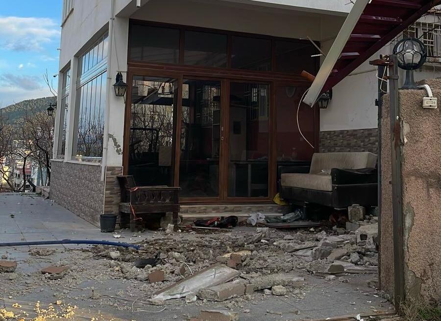 Kahramanmaraş’ta Şiddetli Rüzgar Çatıyı Uçurdu, Yüksek Gerilim Hattı Patladı (1)