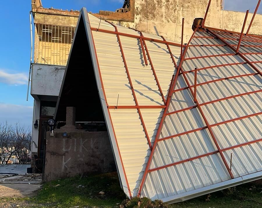 Kahramanmaraş’ta Şiddetli Rüzgar Çatıyı Uçurdu, Yüksek Gerilim Hattı Patladı (2)