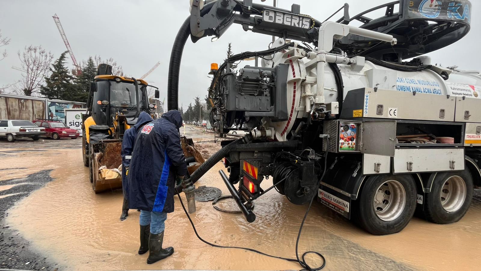 Kahramanmaraş’ta Yollar Su Ve Çamurdan Temizleniyor (1)