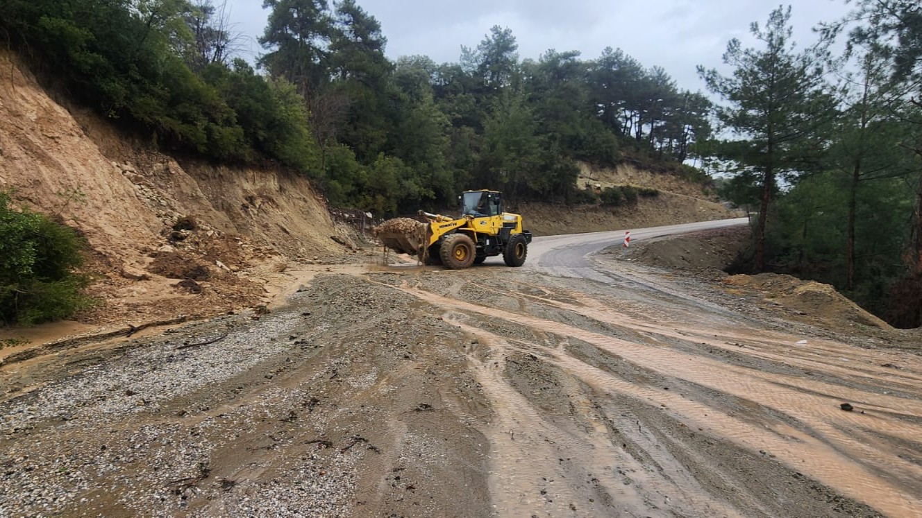 Kahramanmaraş’ta Yollar Su Ve Çamurdan Temizleniyor (2)