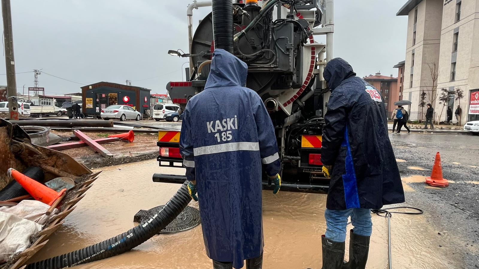 Kahramanmaraş’ta Yollar Su Ve Çamurdan Temizleniyor (3)