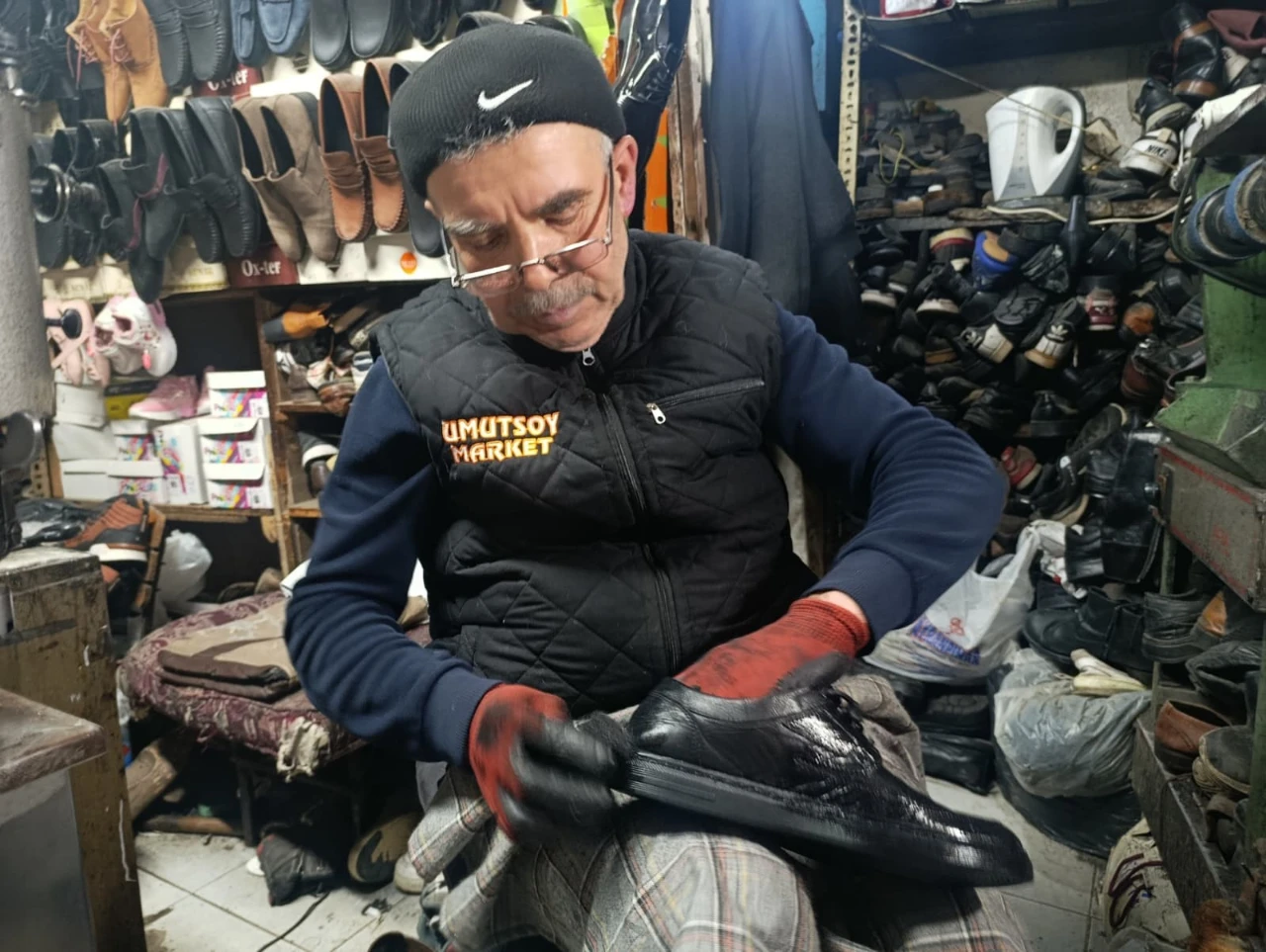 Kahramanmaraş’taki 38 Yıllık Usta, Eski Ayakkabılara Yeniden Hayat Veriyor (1)
