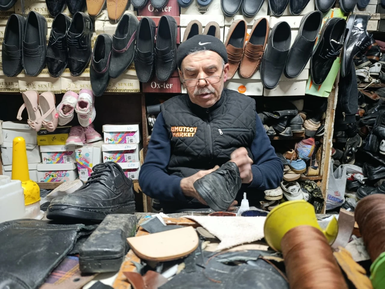 Kahramanmaraş’taki 38 Yıllık Usta, Eski Ayakkabılara Yeniden Hayat Veriyor (4)