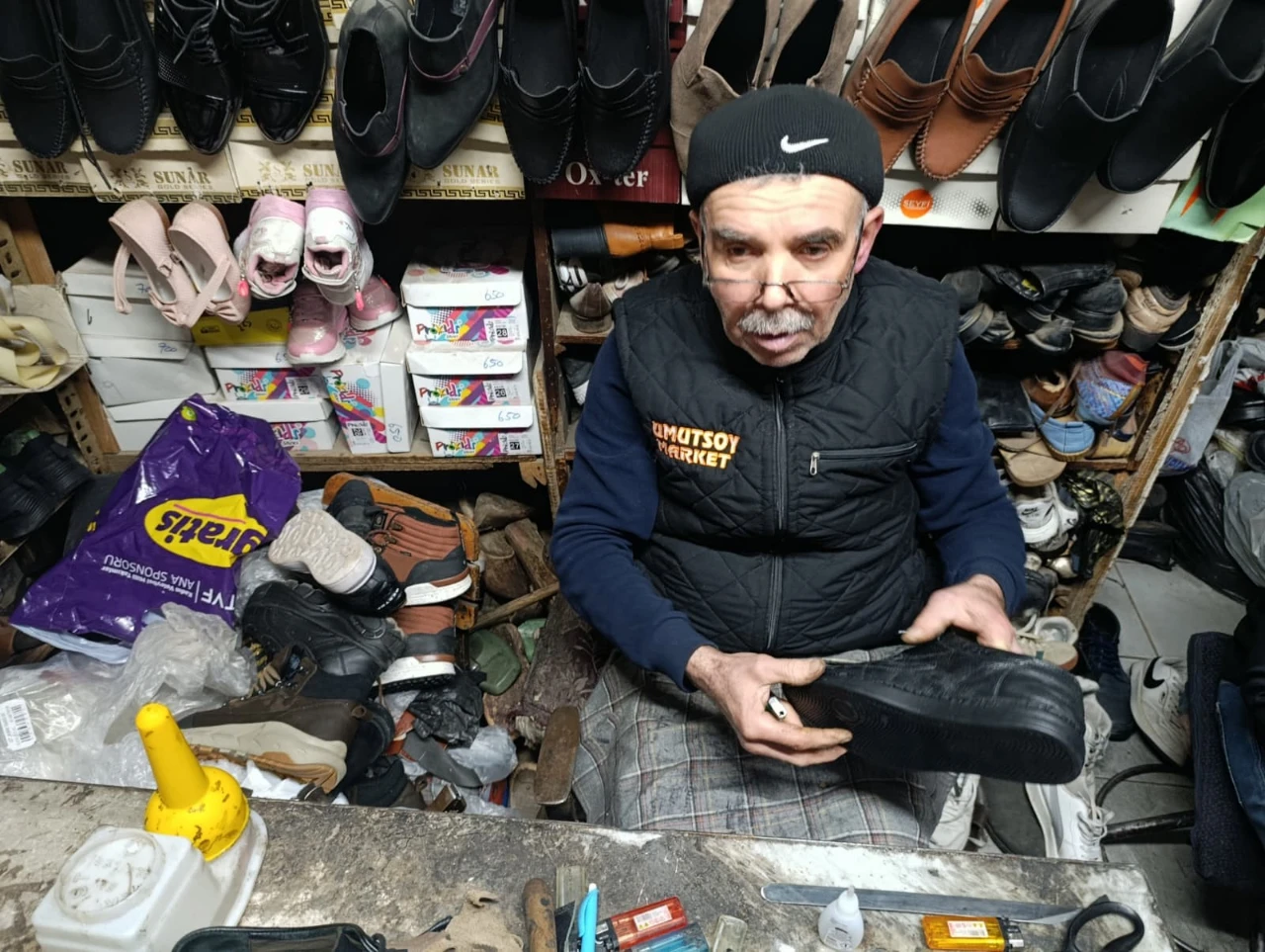 Kahramanmaraş’taki 38 Yıllık Usta, Eski Ayakkabılara Yeniden Hayat Veriyor (5)
