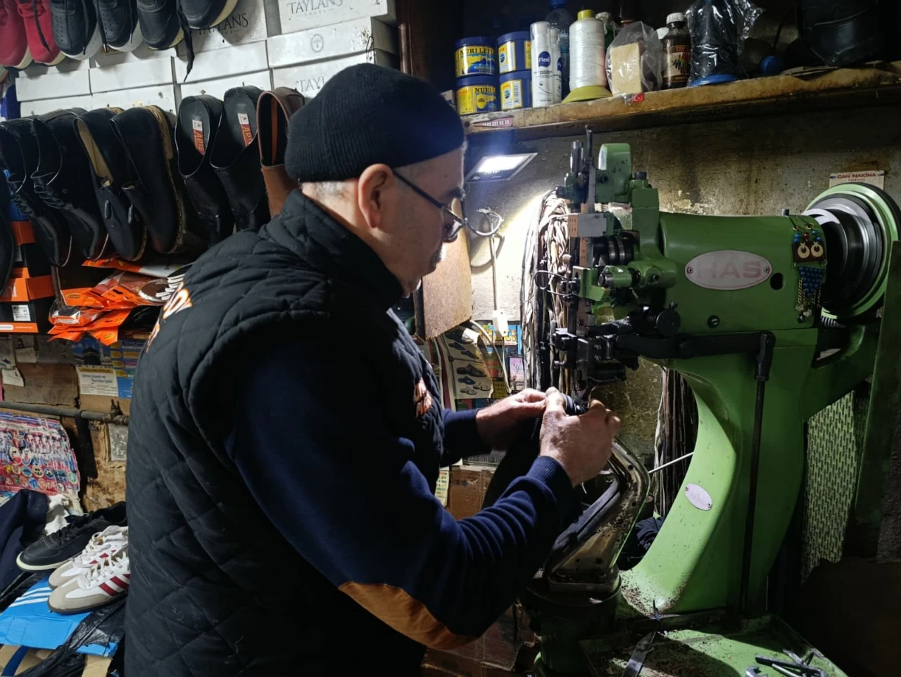 Kahramanmaraş’taki 38 Yıllık Usta, Eski Ayakkabılara Yeniden Hayat Veriyor (6)