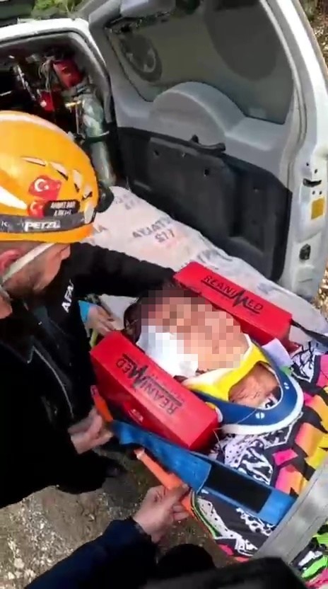 Keskin Viraj Sonrası 10 Metrelik Düşüş… Kurtarma Anları Nefes Kesti (2)